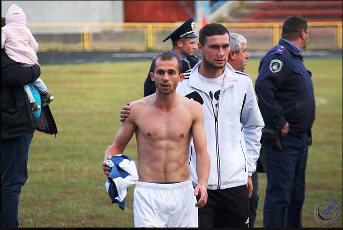 На Буковині футболісти влаштували на полі бійку, яку рознімала поліція - фото 3