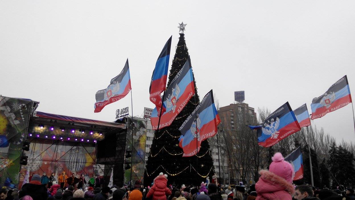 Як у Донецьку відкривали міську ялинку з прапорами "ДНР" (ФОТО) - фото 5