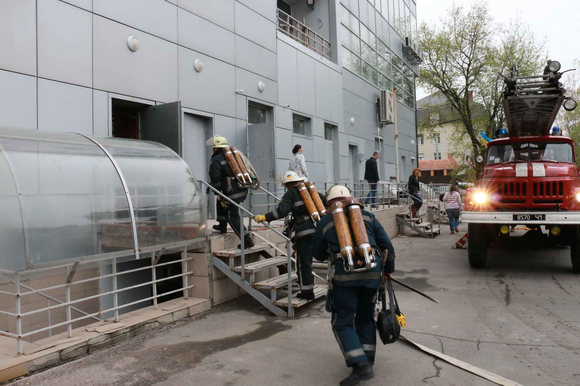 На Харківщині рятувальники "гасили пожежу" в 19-поверховому будинку  - фото 4