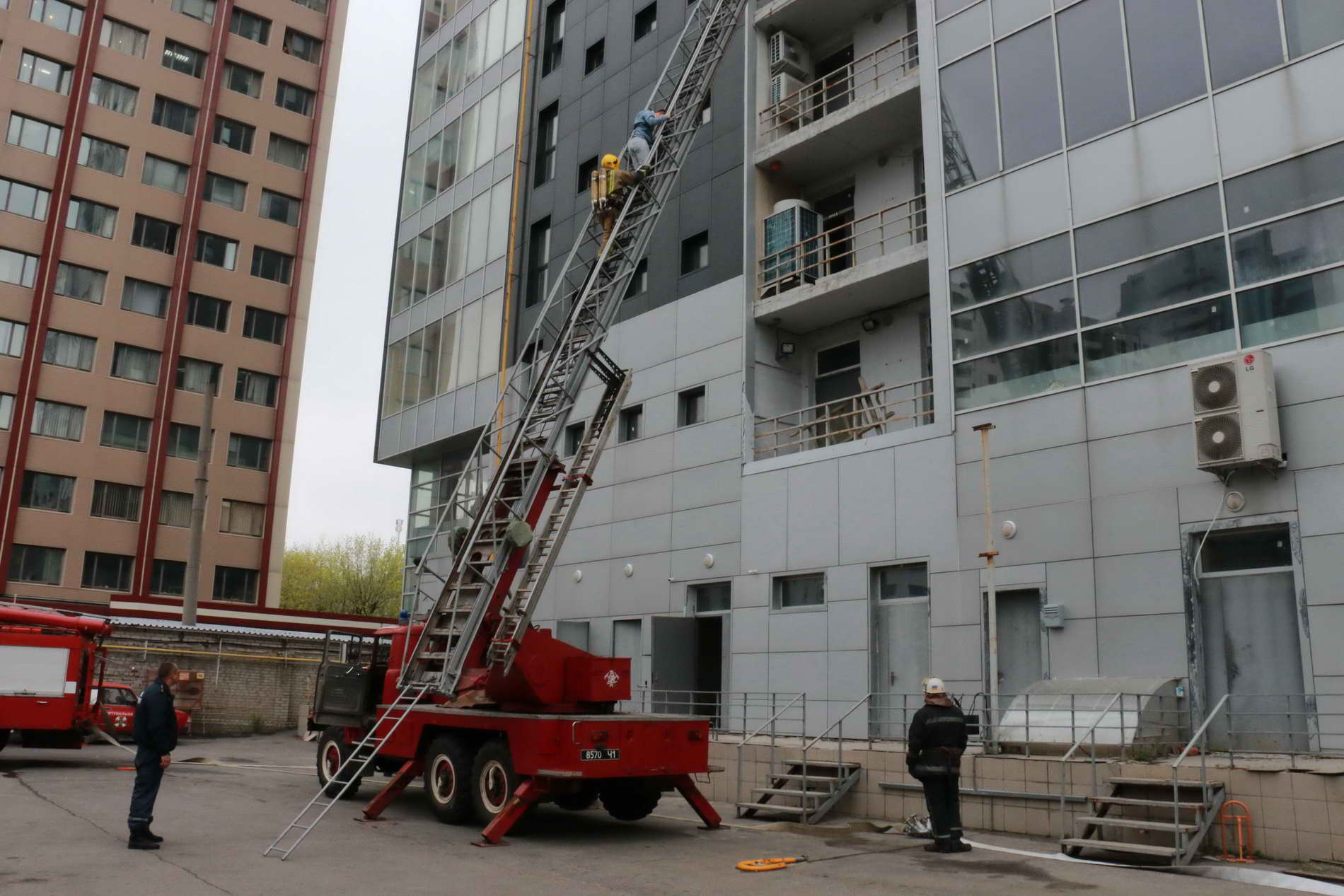 На Харківщині рятувальники "гасили пожежу" в 19-поверховому будинку  - фото 3