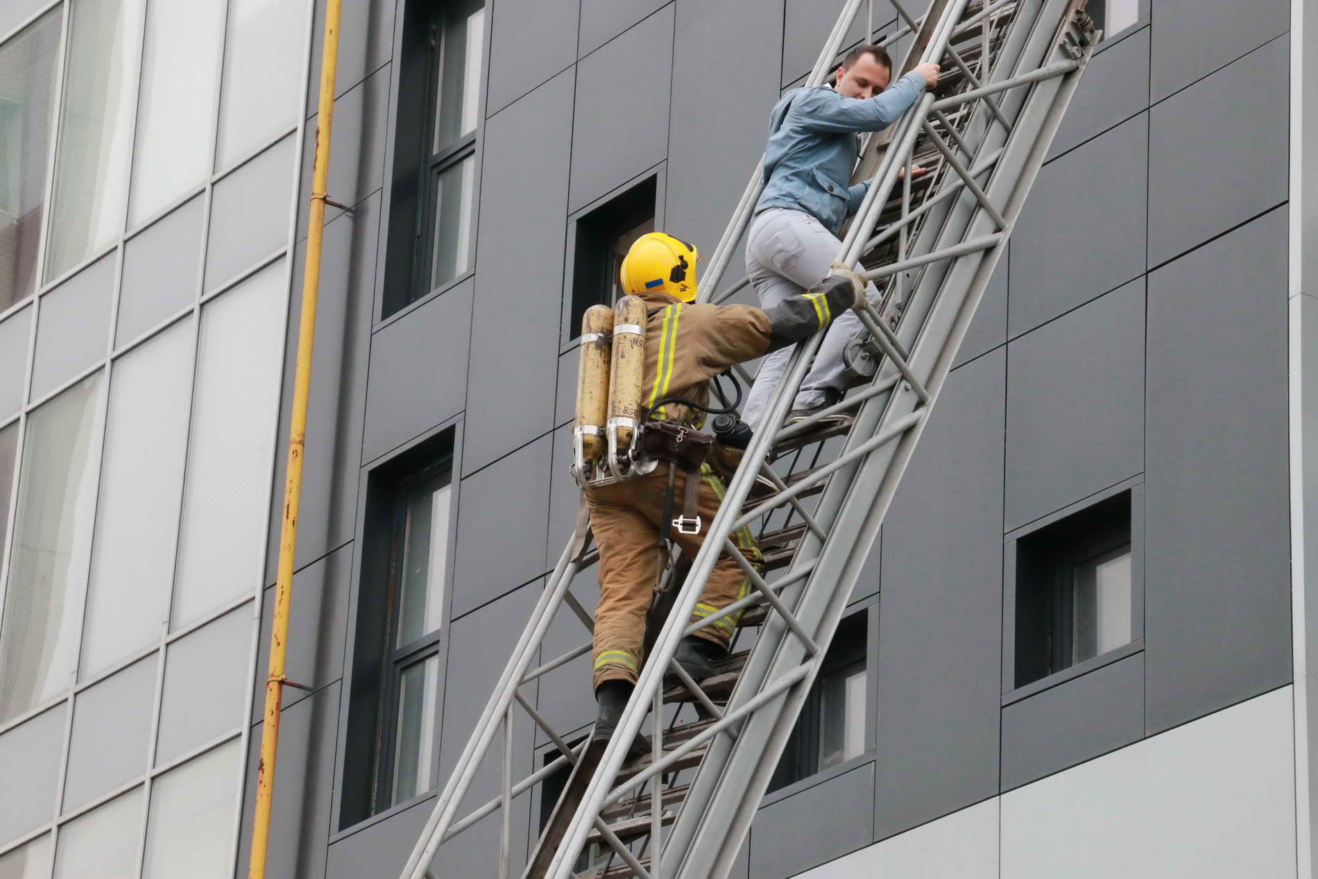 На Харківщині рятувальники "гасили пожежу" в 19-поверховому будинку  - фото 2