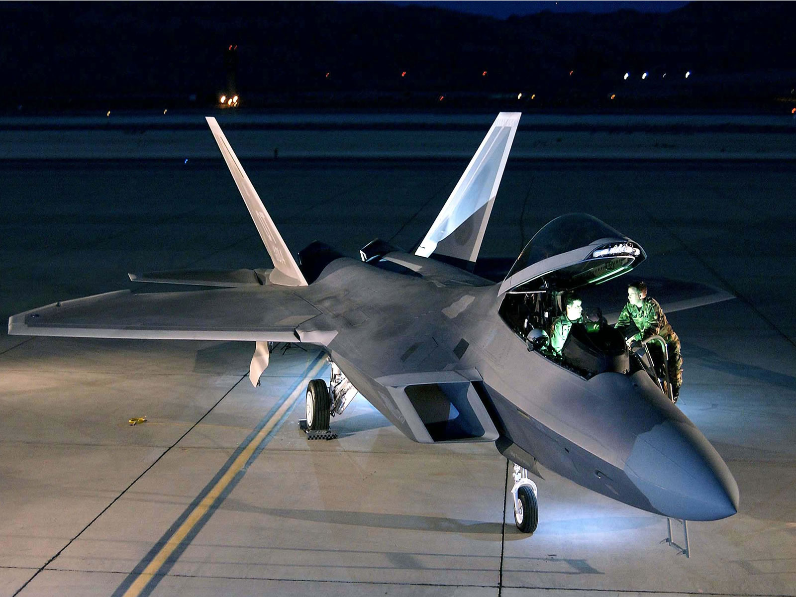 США планують розмістити в Європі винищувачі п'ятого покоління F-22 Raptor (ФОТО) - фото 1