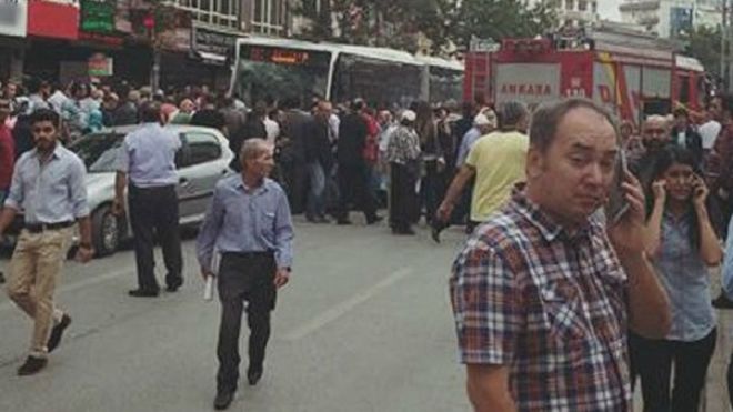  У Туреччині автобус врізався у натовп, є загиблі та поранені - фото 1