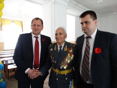 Керівники Сумщини випили і закусили на банкеті з ветеранами (ФОТОФАКТ) - фото 3 Керівники Сумщини випили і закусили на банкеті з ветеранами (ФОТОФАКТ) - фото 3