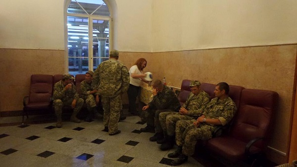 У Дніпропетровську волонтери виловлюють на вокзалі бійців АТО, щоб нагодувати і напоїти (ФОТО) - фото 2