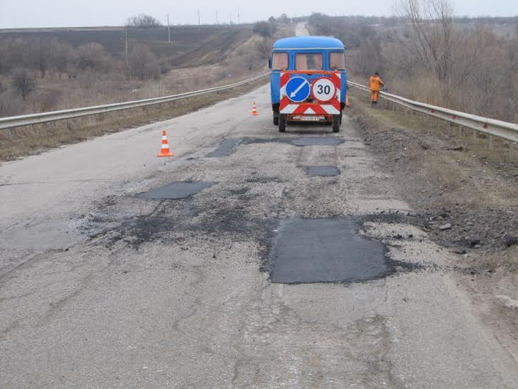 На дорогах Кіровоградщини триває аварійний ремонт - фото 1