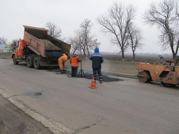 На дорогах Кіровоградщини триває аварійний ремонт - фото 2