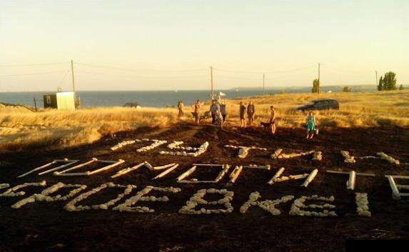 Кримчани виклали камінням прохання про допомогу - фото 1