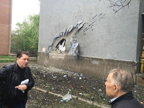 Наслідки нічного обстрілу Донецька: дірки в будинках, розвалені під`їзди (ФОТО) - фото 3