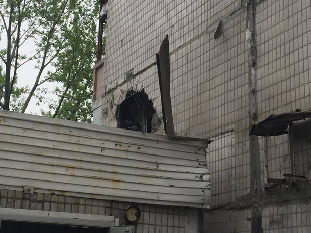 Наслідки нічного обстрілу Донецька: дірки в будинках, розвалені під`їзди (ФОТО) - фото 5