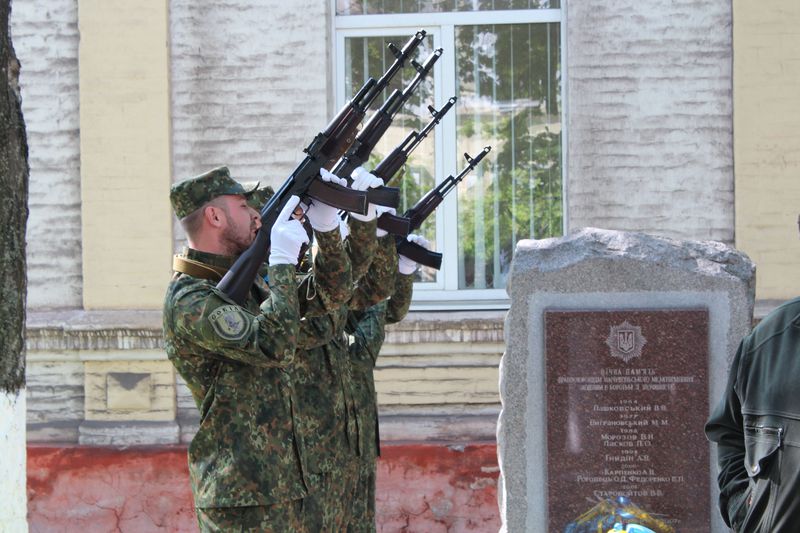 У Маріуполі вшанували пам'ять правоохоронців, загиблих під час минулорічного штурму будівлі МВС (ФОТО) - фото 7