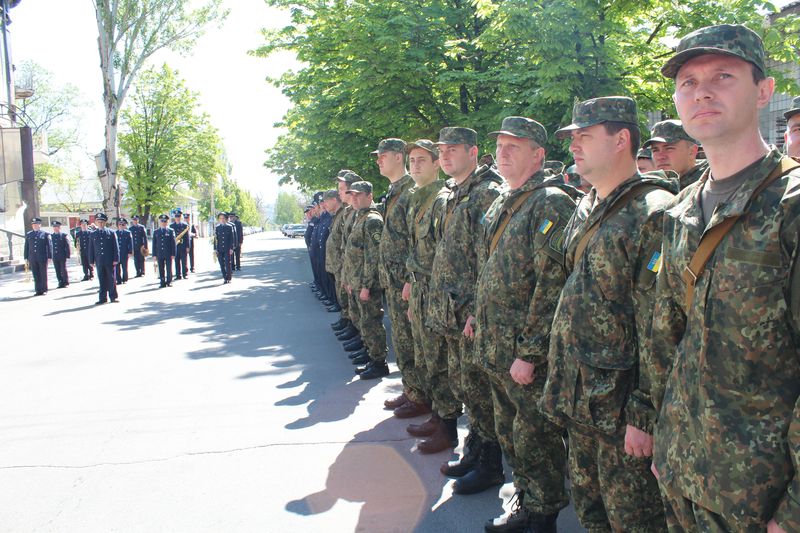 У Маріуполі вшанували пам'ять правоохоронців, загиблих під час минулорічного штурму будівлі МВС (ФОТО) - фото 6