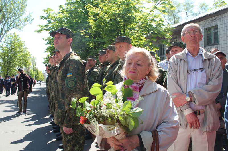 У Маріуполі вшанували пам'ять правоохоронців, загиблих під час минулорічного штурму будівлі МВС (ФОТО) - фото 3