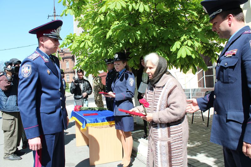 У Маріуполі вшанували пам'ять правоохоронців, загиблих під час минулорічного штурму будівлі МВС (ФОТО) - фото 4