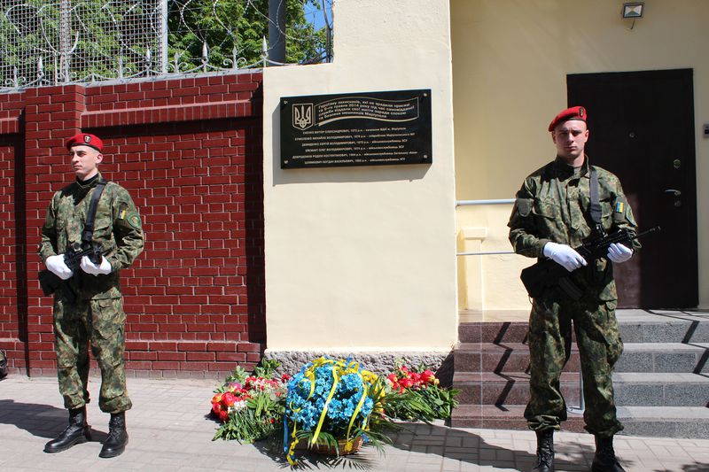 У Маріуполі вшанували пам'ять правоохоронців, загиблих під час минулорічного штурму будівлі МВС (ФОТО) - фото 2