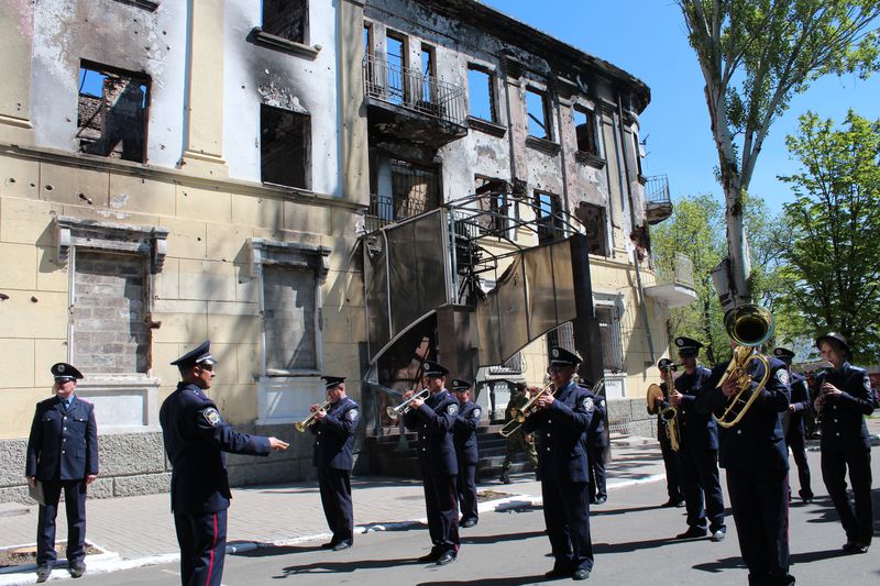 У Маріуполі вшанували пам'ять правоохоронців, загиблих під час минулорічного штурму будівлі МВС (ФОТО) - фото 1