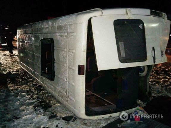 Жертви ожеледиці: на Київщині перекинулась маршрутка з пасажирами  - фото 2