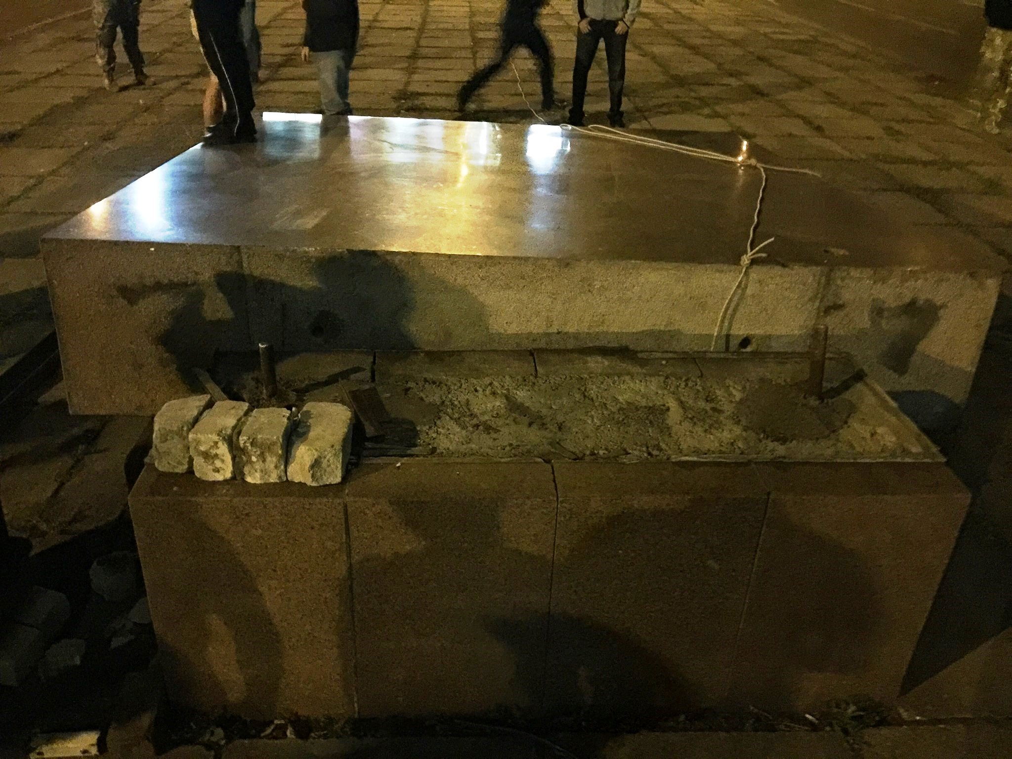 На центральному проспекті Миколаєва повалили барельєф Леніну (ФОТО) - фото 1