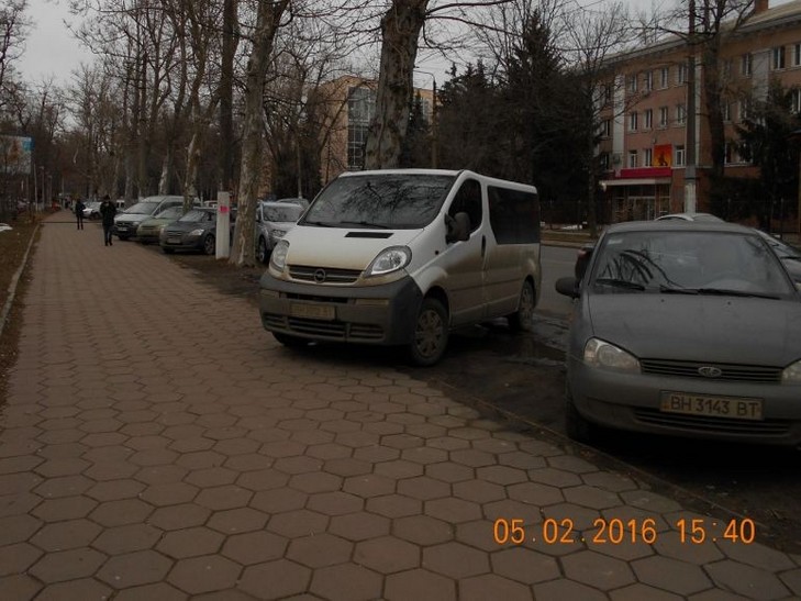 Під носом у Саакашвілі автохами знищили газон в Одесі - фото 2