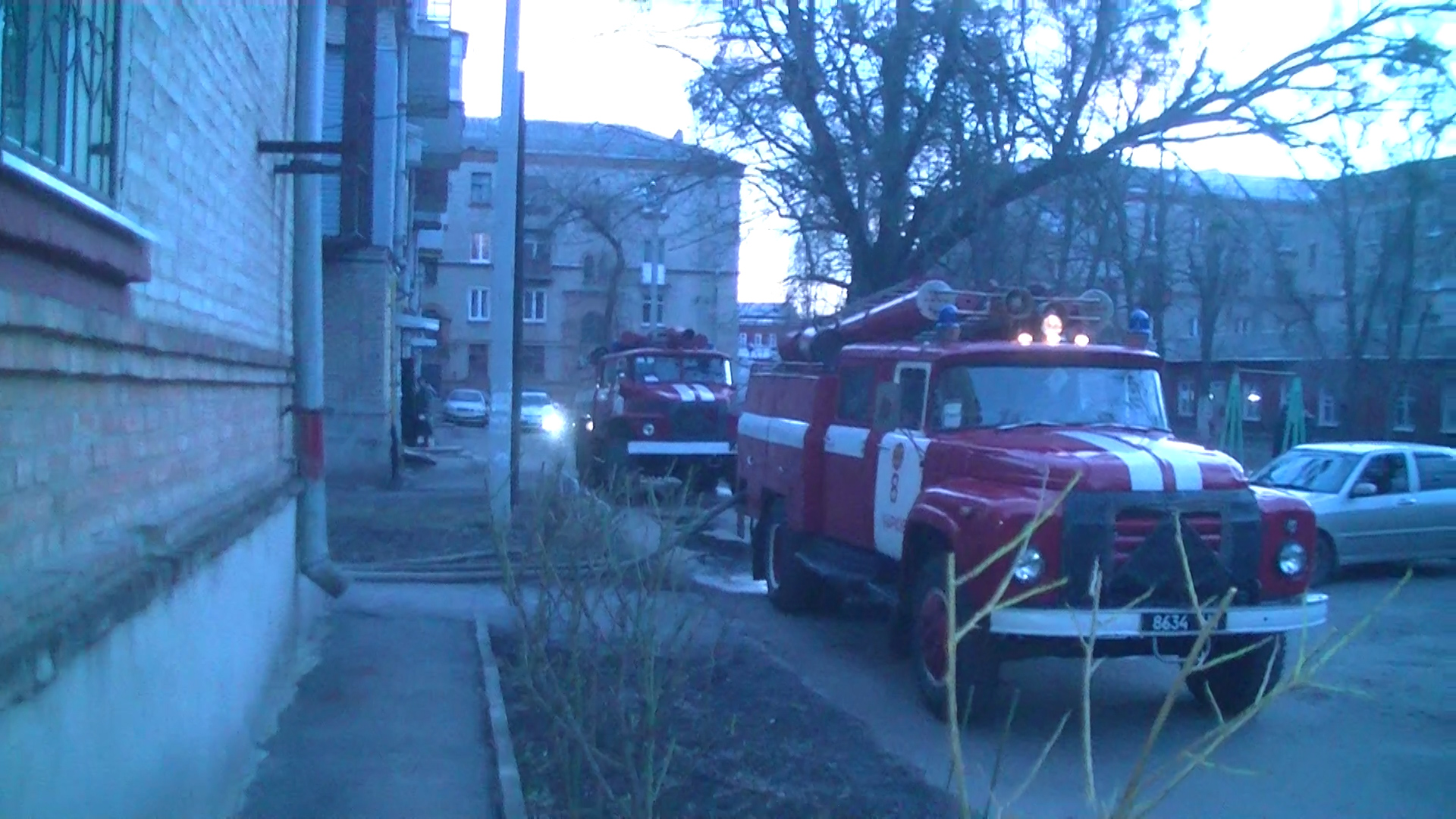 Пожежа в Харкові: рятувальники винесли жінку на руках - фото 1