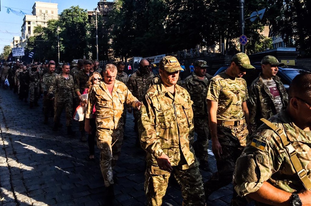 У центрі Києва добровольці-праворадикали вимагають оголосити війну (ФОТО) - фото 2