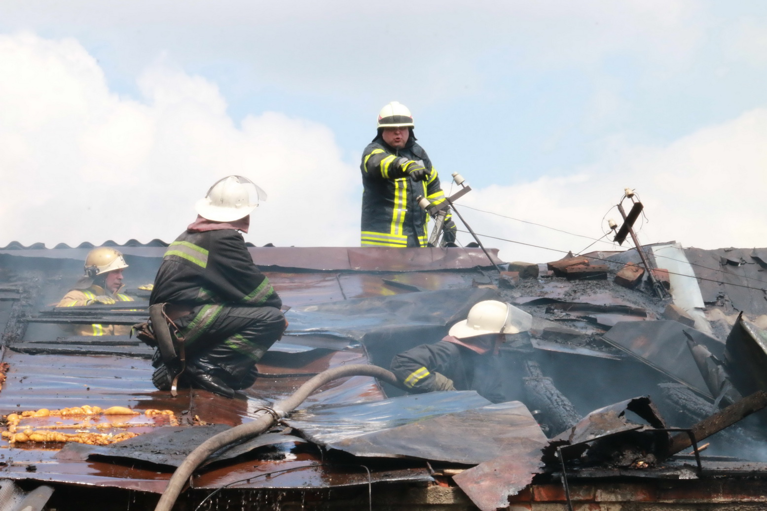 Пожежа на складах в Харкові: знайдений труп  - фото 1