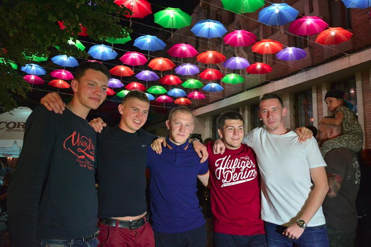 У центрі Кропивницького створили інсталяцію з парасольок - фото 1