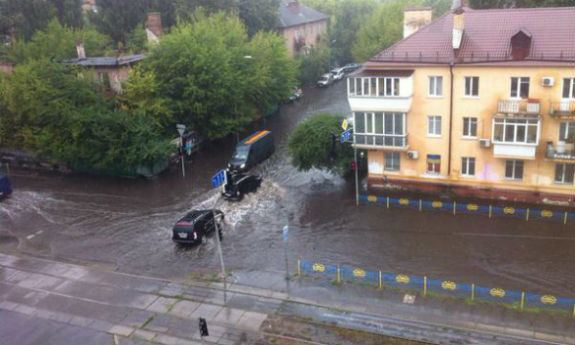 У столиці другий день не припиняються зливи: Навіть у будівлі Київради капає зі стелі  - фото 3