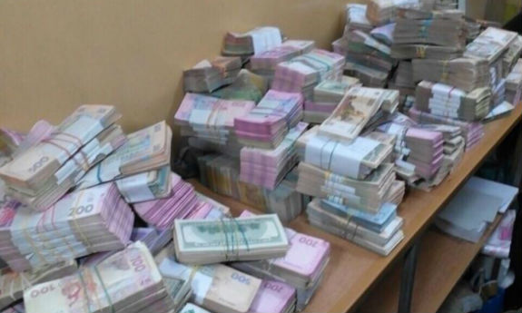 Столична прокуратура вилучила $3,5 млн і 7 млн гривень в нелегальних пунктах обміну валют - фото 1
