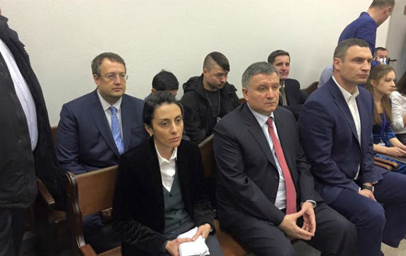 "Зоряний десант": підтримати Олійника до столичного суду приїхали Аваков, Кличко та Деканоїдзе - фото 1