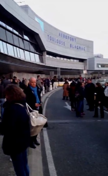 У Франції евакуюють аеропорт Тулузи - фото 5