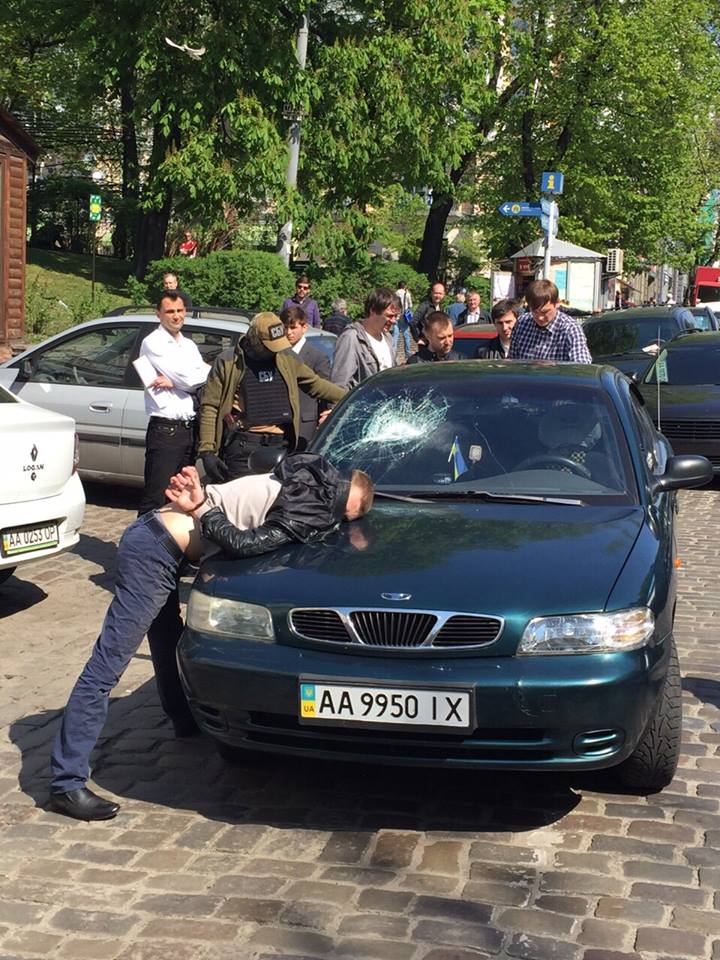 У центрі Києва "на гарячому" впіймали міліціонерів-хабарників (ФОТО) - фото 2