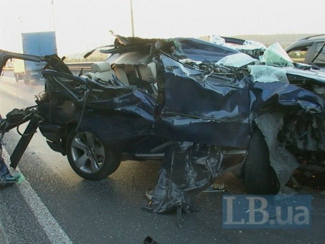 У Києві на Південному мосту BMW зіткнулась із вантажівкою, є загиблі (ФОТО, ВІДЕО 18+) - фото 5