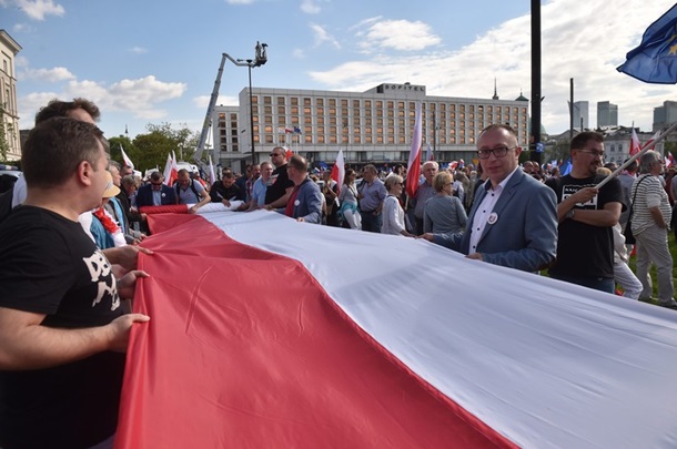 У Варшаві чверть мільйона людей вийшли на антиурядовий марш - фото 4