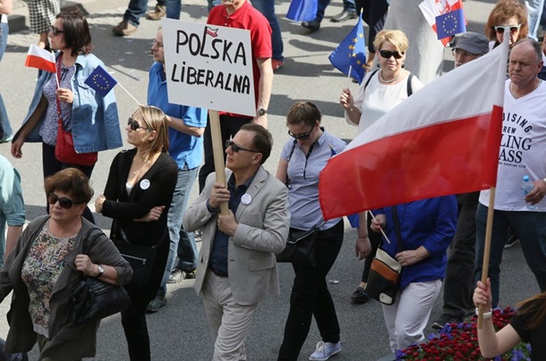 У Варшаві чверть мільйона людей вийшли на антиурядовий марш - фото 1