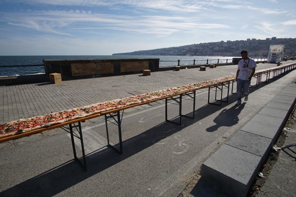Італійці приготували рекордну піцу довжиною майже 2 кілометри - фото 3