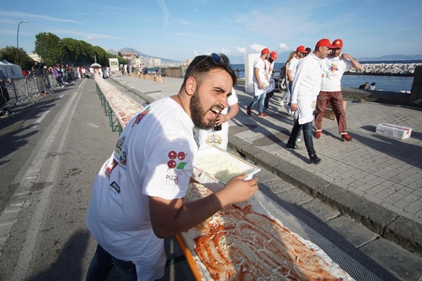 Італійці приготували рекордну піцу довжиною майже 2 кілометри - фото 1
