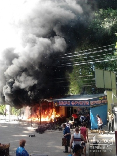 У Кривому Розі торгівці ледь не знищили ринок підпаливши тополиний пух (ФОТО) - фото 2