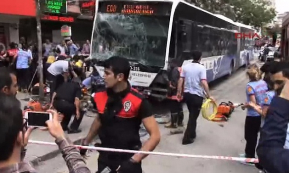  У Туреччині автобус врізався у натовп, є загиблі та поранені - фото 2