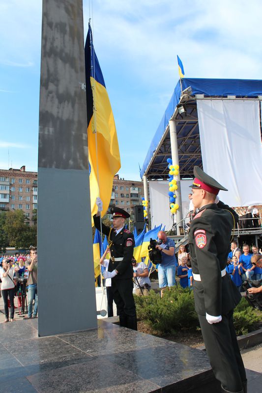 Як у Маріуполі святкували День Державного прапора України (ФОТО) - фото 1