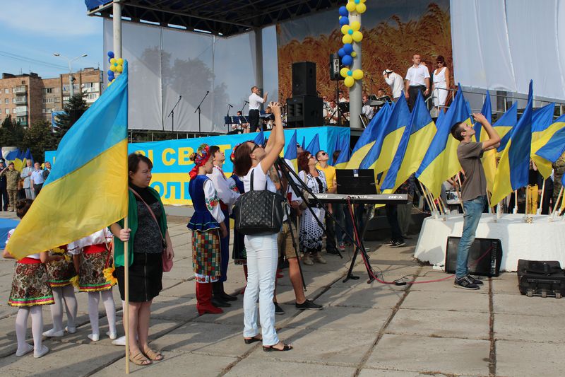 Як у Маріуполі святкували День Державного прапора України (ФОТО) - фото 11