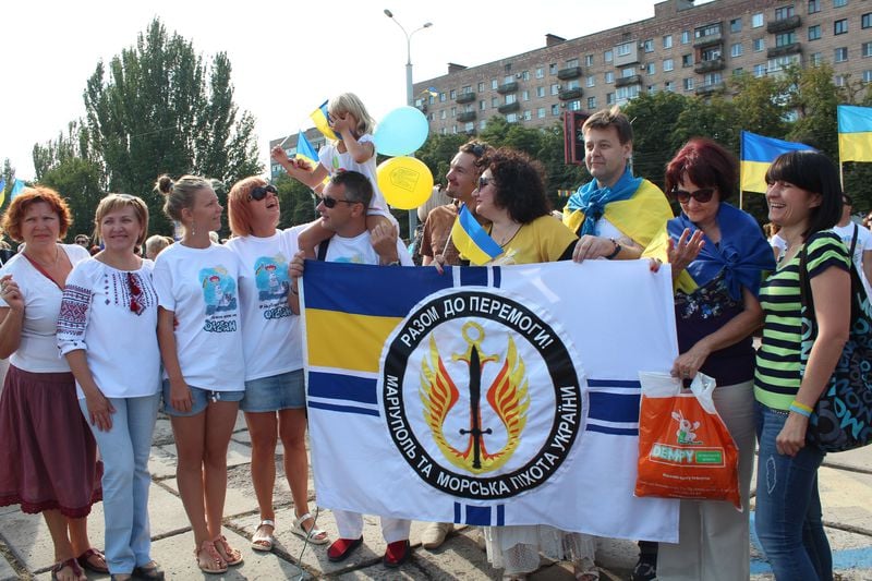 Як у Маріуполі святкували День Державного прапора України (ФОТО) - фото 10
