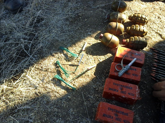 На Донеччині міліція виявила арсенал боєприпасів - фото 2