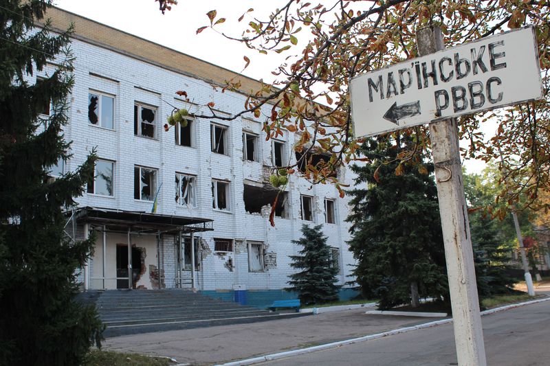 У прифронтовій Мар'їнці відкрилися дві школи: вікна розбиті, комп'ютери вкрадені (ФОТО) - фото 6