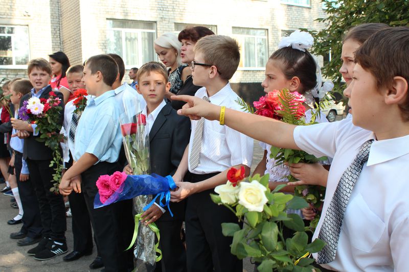 У прифронтовій Мар'їнці відкрилися дві школи: вікна розбиті, комп'ютери вкрадені (ФОТО) - фото 2