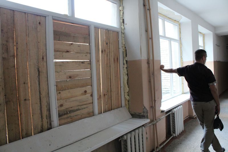 У прифронтовій Мар'їнці відкрилися дві школи: вікна розбиті, комп'ютери вкрадені (ФОТО) - фото 4