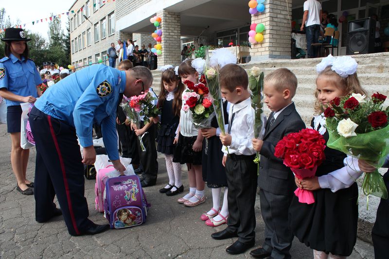 У прифронтовій Мар'їнці відкрилися дві школи: вікна розбиті, комп'ютери вкрадені (ФОТО) - фото 3