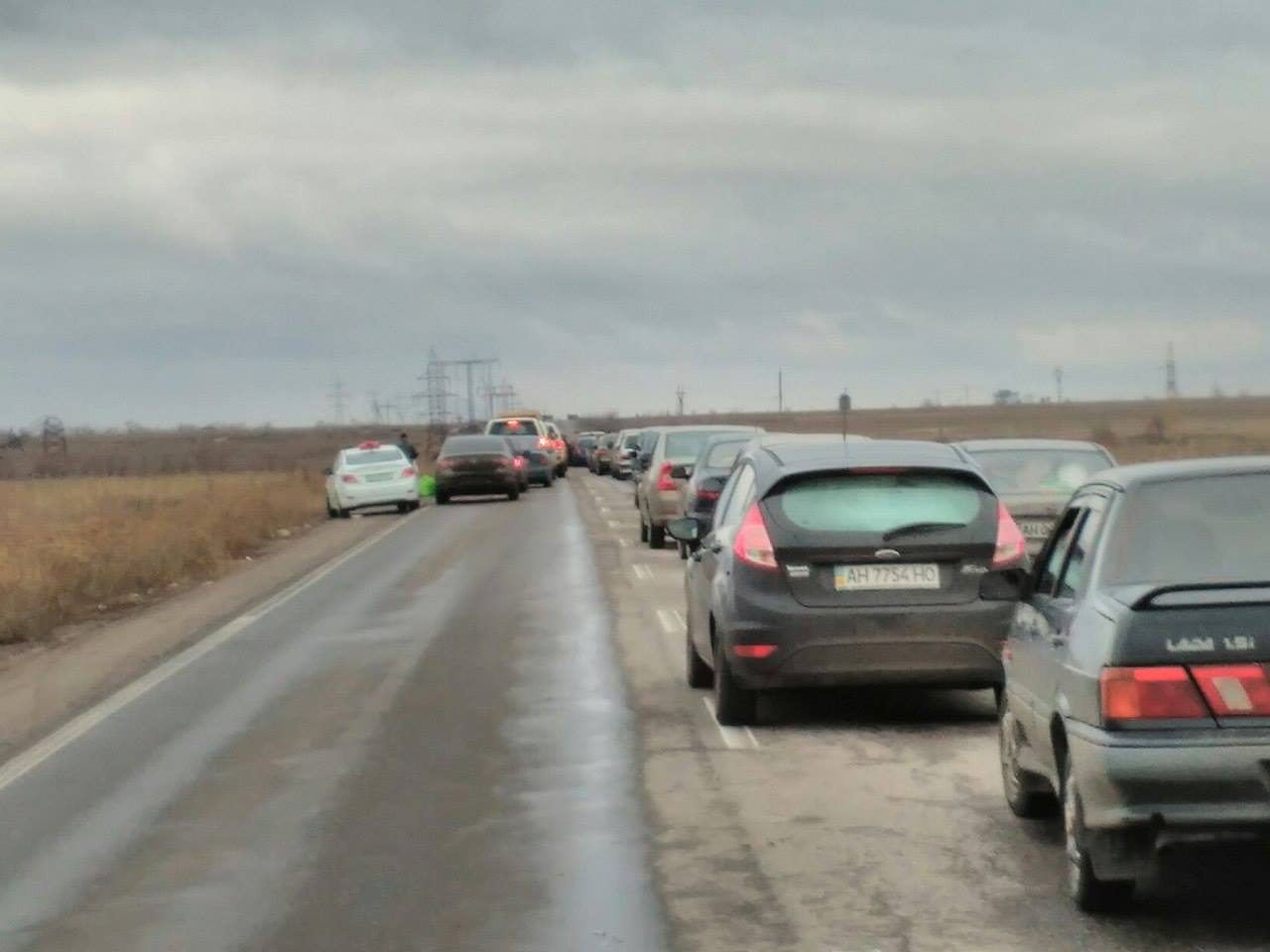 Ситуація на блокпостах: із окупованого Донецька у черзі близько 300 машин (ФОТО) - фото 1