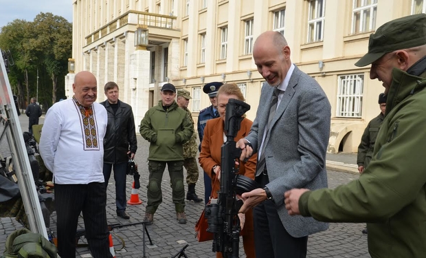 В Ужгороді Москаль із послом Норвегії потримали в руках зброю - фото 1
