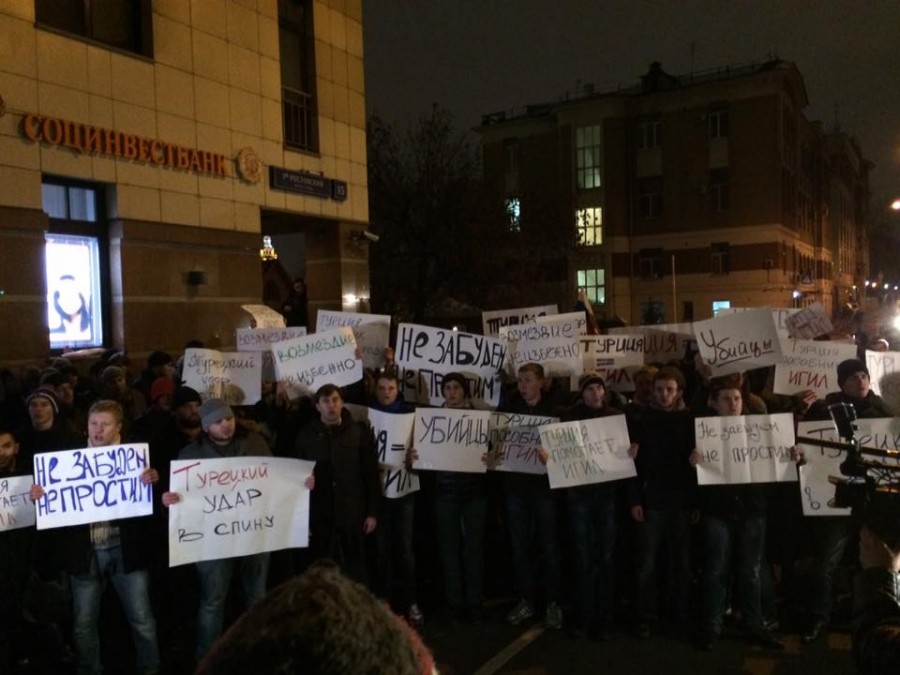 Росіяни під посольством Туреччини обіцяють "не пробачати" за збитий літак - фото 1